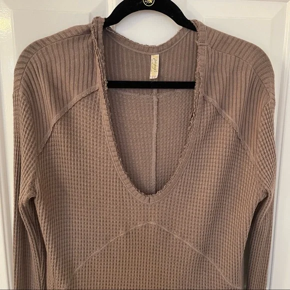 🎉HOST PICK🎉 NWOT Free People Taupe Drippy long sleeve waffle print thermal T - Picture 4 of 16